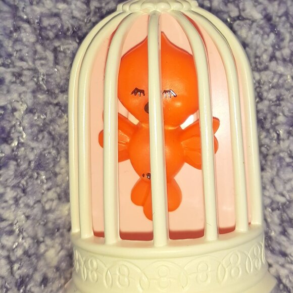 AVON 1975 VINTAGE BOBBIN ROBIN ORANGE TWEET BIRDIE BIRD CAGE PIN - Picture 3 of 4